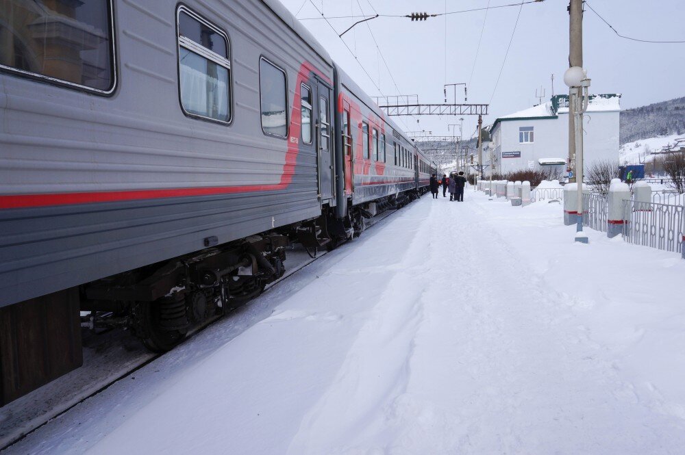 Поезд до улан удэ. Поезд Улан-Удэ. Улан-Удэ вид из поезда. Город Хилок зимой. Электричка внутри в Улан Удэ.