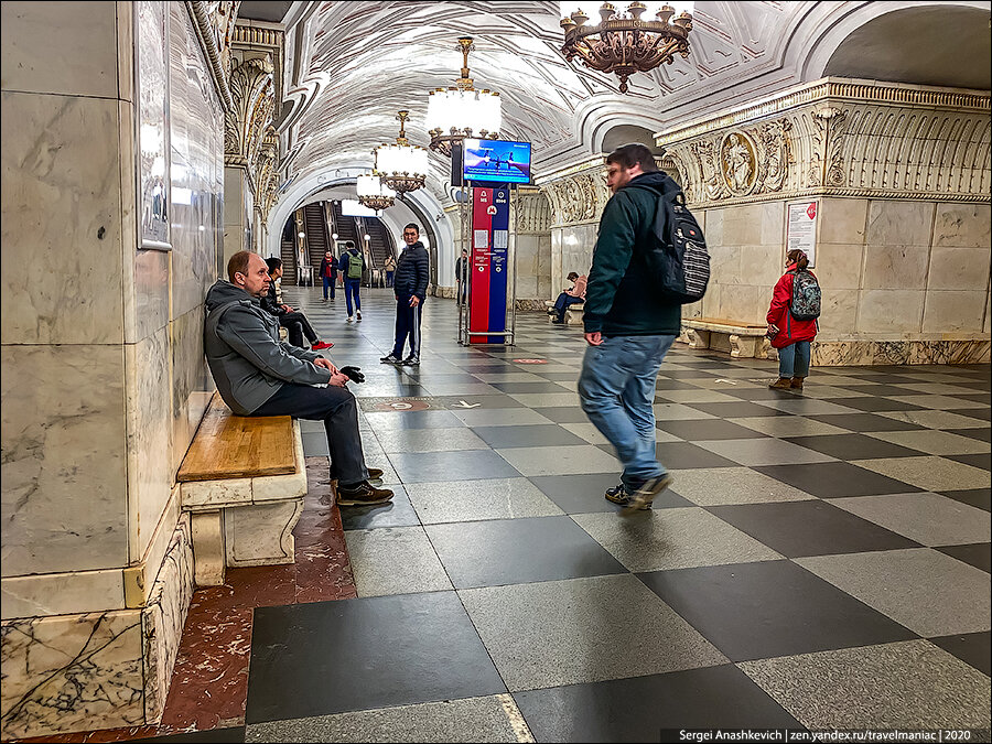 Ситуация в московском метро: люди все больше начинают бояться подходить близко друг к другу