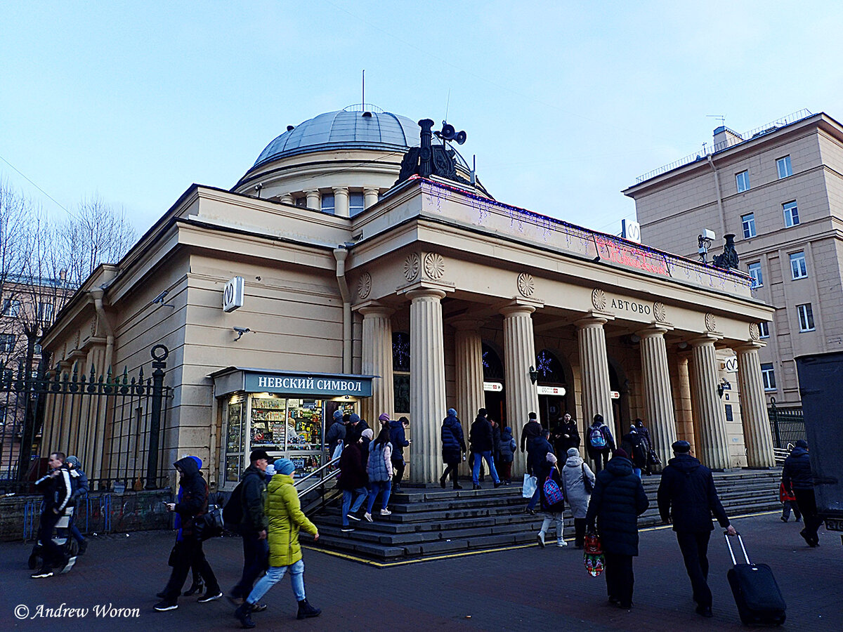 Наземный павильон станции метро Автово