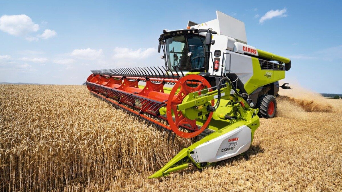 Фото: machineoftheyear.de Claas Lexion 6000 & 5000