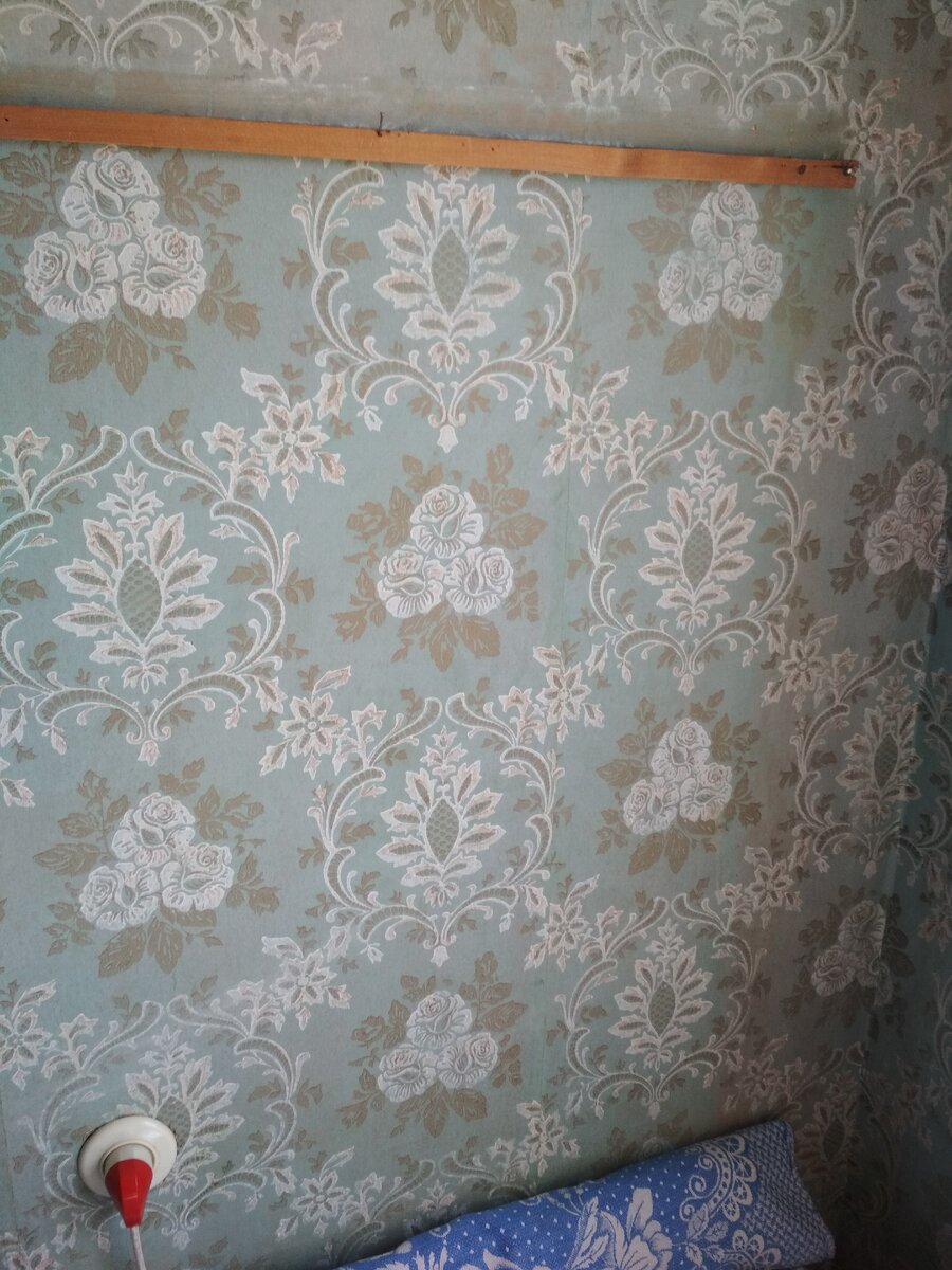 стена без ковра