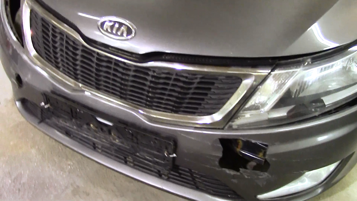 Ударили в зад и ткнулся мордой в другое авто.