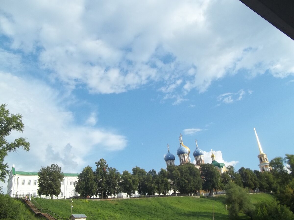 Вид на рязанский Кремль со стороны реки Трубеж