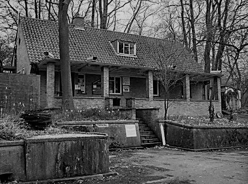 Центральный вход в бункер. Маскировка под бунгало