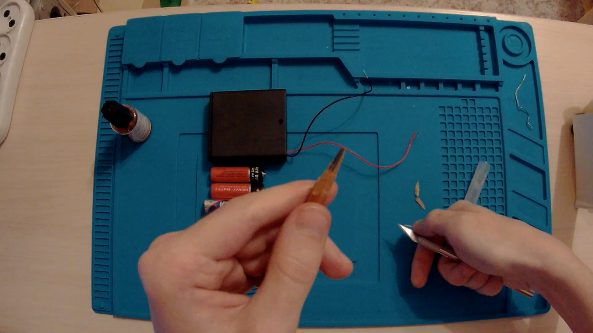 Зачищайте карандаш с осторожностью! Можно легко порезаться! 