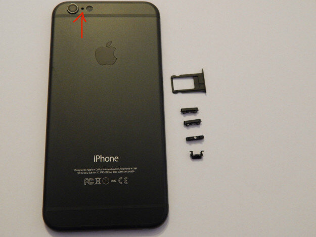 1. Точка возле камеры iPhone 
 
Что это за точка возле камеры? Это микрофон. Он работает, когда вы используете заднюю камеру. 
 
 
 
2. Дырка в колпачке шариковой ручки 
 
Большинство полагает, что неизменная дырочка в колпачке шариковой ручки предохраняет ее от высыхания или для отвода избыточного давления, из-за которого ручка может потечь в самый неподходящий момент. На самом деле, все проще: это - защита от удушения. Если ребенок случайно проглотит колпачок, он не перекроет трахею - в нем останется отверстие, которое, как минимум, позволит пострадавшему продержаться до приезда "скорой". 
 
 
 
3. Отверстия на кедах 
 
Дороге и дешевые, для стильной вечеринки и для школьных уроков физкультуры - все кеды украшены этими странными отверстиями. И не зря. Первая причина понятна: вентиляция. Но есть и еще одна. Первые кеды были сделаны для баскетболистов, и перед игрой они пропускали шнурки сквозь эти дополнительные отверстия, чтобы обувь плотнее прилегала к ноге. 
 
 
 
4. Маленький кармашек на джинсах 
 
Для современных людей его существование - загадка. Но если бы нас читал какой-нибудь ковбой или золотоискатель, заставший XIX век, он бы удивился, откуда вообще возник такой вопрос. Во времена, когда были изобретены джинсы, каждый прекрасно понимал, что этот кармашек предназначен для карманных часов. А потом модельеры просто не захотели менять классический фасон. 
 
 
 
5. Отверстия в окнах самолета 
 
Когда-нибудь замечали микроскопические отверстия, просверленные в окнах самолета? В следующий раз обратите на них внимание! Тем же, кто знает об их существовании и недоумевает, зачем они нужны, объясним. У этих дырочек - два предназначения. Во-первых, они компенсируют разницу в давлении. Когда самолет летит на большой высоте, разница между давлением внутри машины и снаружи весьма высока, и маленькие отверстия во внутреннем стекле помогают внешнему стеклу справляться с этой разницей. Кроме того, эти отверстия помогают окну не запотеть. 
 
 
 
6. Отверстие в ручке ковша 
 
Странные, на первый взгляд, отверстия в ручках сковородок и ковшиков тоже имеют практический смысл. Во-первых, за них ковш можно вешать на крючок на стене, создавая живописный вид на кухне. Если же вы предпочитаете хранить посуду в шкафу, эти отверстия вам все равно пригодятся. В следующий раз, помешав готовящееся блюдо, не кладите грязную ложку на стол, а засуньте ручкой в отверстие: стол останется чистым, а ручка ложки не нагреется. 
 
 
 
7. Стрелка на указателе уровня топлива 
 
Обратите внимание на стрелочку рядом с изображением бензоколонки на указателе уровня топлива. Думаете, это просто картинка? А вот и нет! Эта стрелочка показывает, с какой стороны у машины находится горлышко бензобака - и, соответственно, каким боком вам нужно подъезжать к колонке. Вы в полной мере оцените это удобство, сидя за рулем арендованной машины! 
 
 
 
8. Дырка в линейке 
 
Ничего сложного: за эту дырку линейку можно повесить на крючок над столом. 
 
 
 
9. Выемка на крышке Tic-Tac 
 
Если вы любите драже Tic-Tac, вы наверняка замечали небольшой выступ с выемкой с внутренней стороны крышки. Наверное, вы, как и многие друге, полагали, что он просто помогает крышке закрываться плотнее? Нет. На самом деле, это дозатор, который, если захотите, будет выдавать вам по одному драже за раз. 
 
 
 
10. Второй цвет на ластике 
 
Пощупайте двухцветный ластик как следует - и вы обнаружите, что часть одного цвета значительно мягче другой. Эта самая грубая половинка ластика работает гораздо эффективнее и может стирать даже чернила, но действует она лишь на плотной бумаге. Она снимает гораздо более толстый слой, поэтому тонкую тетрадную страницу эта часть ластика мгновенно протрет до дырки.