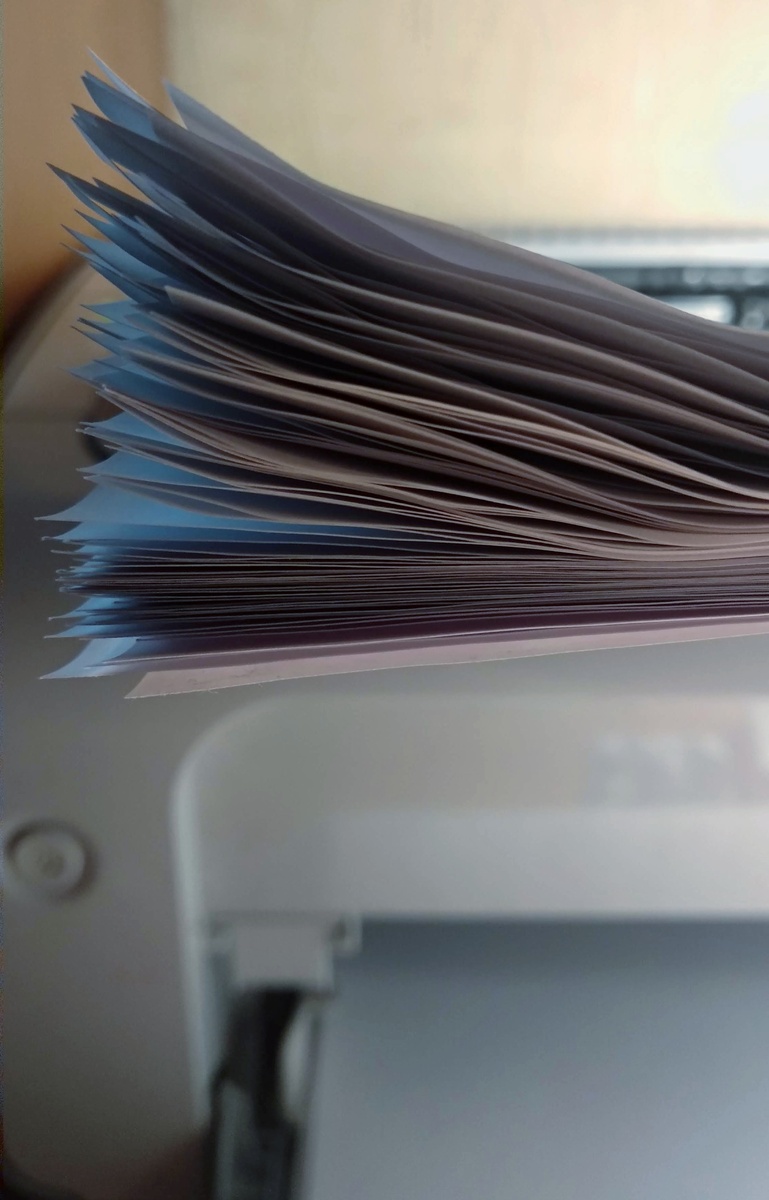 2020 год, в ряде стран уже можно иметь заверенную нотариусом электронную подпись. Мы же до сих пор печатаем работы на бумаге. Истощаем природу и создаём лишнюю волокиту. 
На фото мой диплом. Собственный архив. Специально для Дзен.