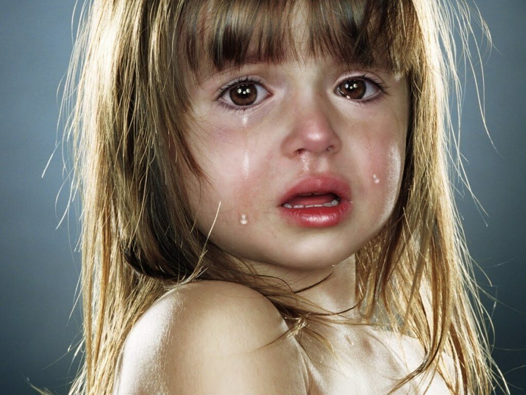                                                        Маленькая девочка .        Глава.1    В полу-мрачный дождливый день родилась миленькая девочка мать была очень рада что дочька родилась здоровой 
но рождение этого ребёнка было не самой радостной новостью для сестры родившей она тоже хотела ребёнка но у неё не получалось
зачять ребёнка тогда она захотела проклянуть ребёнка свой сестры она спустилась в погреб и взяла старую всю потёртую пыльную книгу 
заклинаний она прегатовила все инградиенты для злого умысла она начяла делать обряд над ребёнкам в это время проснулась 
мать ребёнка и увидела горящую пентограмму в центре которой весел её ребёнок на верёвке сестра родившей
быстро взяла нож и вонзила своей сестре прямо в сердце увидив этот ребёнок начял громко плакать в доме поразбивались стёкла 
потухли все свечи продуло сильное туманное облоко сквозь дом и унёс с собой ребёнка так ребёнок пропал на 19 лет
все уже забыли этот случай и в чудесный солнечный день налезли тучи на облока поднялся сильнейший ветер гроза начялась 
и гром ударил именно в тот дом где был проведён обряд и всё разом закончилось
                                                                                 Глава.2
                                                      Возрощение в родной дом.
  Оказалось это прилетела та самая девочка которая была задейственная в обряде этот дом сразу окрожили местные жители
и начяли смотреть в дом который у них на глазах превращался в красивый особняк такой-же красивый как и был 19 лет тому назад
все пощитали что опять ведьмы балуются но вышла милая девушка лет 20 голубаглазая светло-руссая в красивом наряде 
к ней подошёл молодой человек и спросил "как тебя завут красавица" она ему в ответ "меня завут Лера" такое красивое имя ответил парень
спасибо сказал Лера в ответ а вас как завут спросила Лера он ей и отвечает Дмитрий он спросил как это вышло что ты
появилась с молнией Лера обьяснила когда Тётя проводила обряд и убив маму она отправила меня на ангельский островок 
меня воспитывали архангелы меня обучили магией ангелов и с помощью божьей силы теперь я могу всё что захочу
но когда я плачу идёт дождь но когда я радостная ярко светит солнце Дима ей ответил когда ты пропала все на уши встали
и твою тётю повесили но книгу мой отец успел спрятать Лера с удивлением просит принести её Дмитрий вскочил и убежал 
спустя 16 минут он прибежал и принёс книгу на которой была надпись не раскрывать до судного дня Лера спросила у Дмитрия 
а что значит судный день Дима поник и растроиным голосом сказал земля по швам пойдёт а из трещен земли полезут 
демоны
                                                                                 Глава.3
                                                     Страх.
   Дмитрий взял за руку Леру и начял вести к святому камню на котором было написано "Cудный день начнётся когда прийдёт красавица
неземных воспитоников" Лера испугалась за народ и убежала в дом спустилась в подвал села на табуретку зажгла свечи 
и начяла произносить "жнец прийди жнец прийди жнец приди" повторив она взела кувшин и нож сделала порез на запятье
и вылила кровь в кувшин за её спиной раздался смех жнеца жнец спросил грубым бассовым голосом "не ждите пощады всё предначертанно"
и исчез так же быстро как и появился Лера начяла плакать и как она говорила начлся дождь жители деревни начяли опосатся
                                                    

                                                                                Глава. 4
                                                     Судный день-День ада.
  настал вечер землятрисение потресло всех жителей в суматухе они ебгали по деревни ища Леру начяла трескатся земля 
люди падали дома рушились Лера вызвала архангела Костеила и попросила о помощи архангел отказал наобород он сказал чтобы 
она домой вернулась но Лера побежав на верх встретила покойную тётю стаявшую у неё в дверном проходе тётя откнила силой мысли Леру в стену 
время вокруг остановилось тётя смеявшись над Лерой стала подходить к ней когда тетя подошла близко Лера ослепив тетку своим
перстнем принилась связывать ангелским священым кругом тётка не могла и пошевелится но зади Леры стоял Дмитрий который 
воткнул Лере в спину нож когда Лера повернулась она увидела образ который менялся в маленького карлика
у тёти круг спал она подошла к Лере присела и сказав жаль что твоя мать помешала мне доделать обряд над тобой.