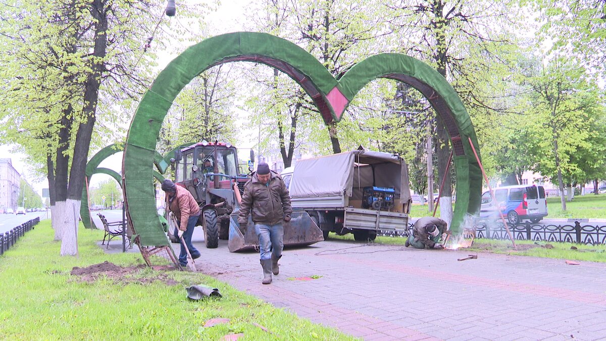 Снято в ярославле. Арки на проспекте Ленина Ярославль. Арки сердца Ярославль. Ярославль арка в центре. Арка Родина Ярославль.