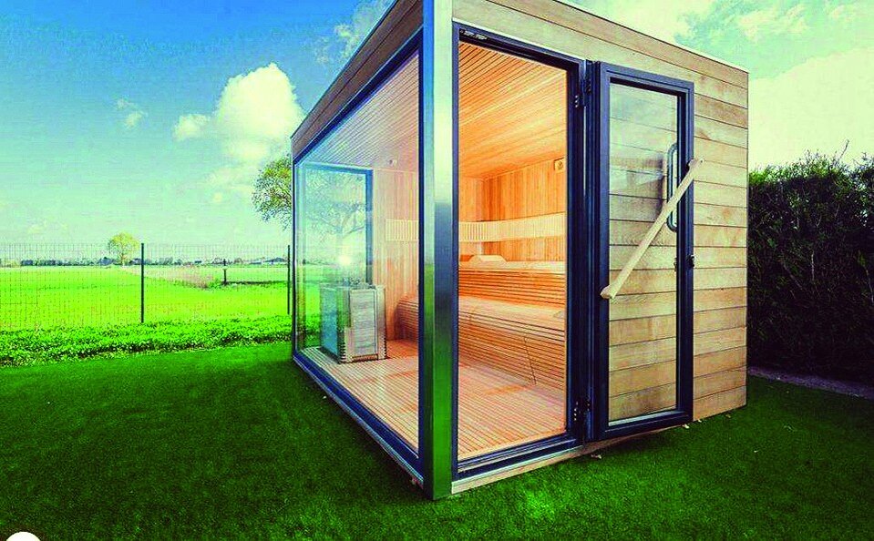 Уличная сауна Bio Lux поставляется на участок в готовом виде. Панорамные окна выполнены из теплого алюминиевого профиля (Garden House)