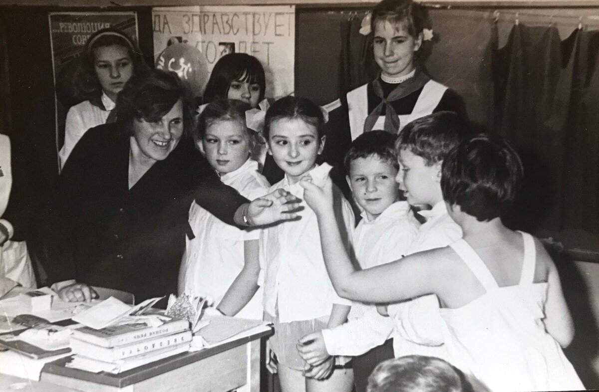 Таня Каменева на празднике во 2-м классе 67-й школы