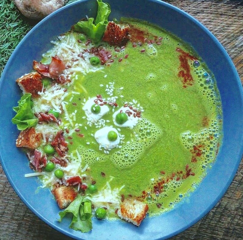 Суп из замороженного горошка с жареным сыром.