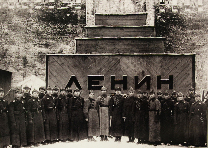 Караул 1-й советской объединённой военной школы РККА им. ВЦИК по охране временного мавзолея Ленина и комендант Кремля Р.А. Петерсон. 1924 год
