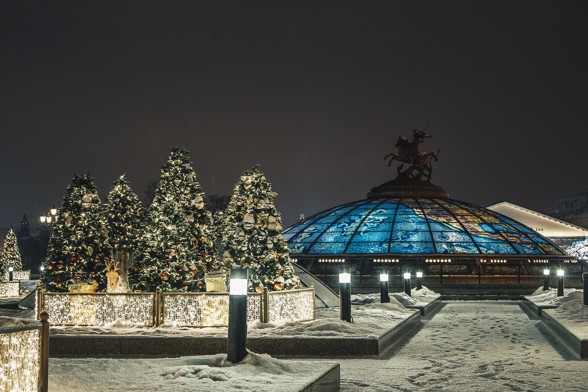 Зима: елки, сказочные огоньки и игрушки, рождественские овечки