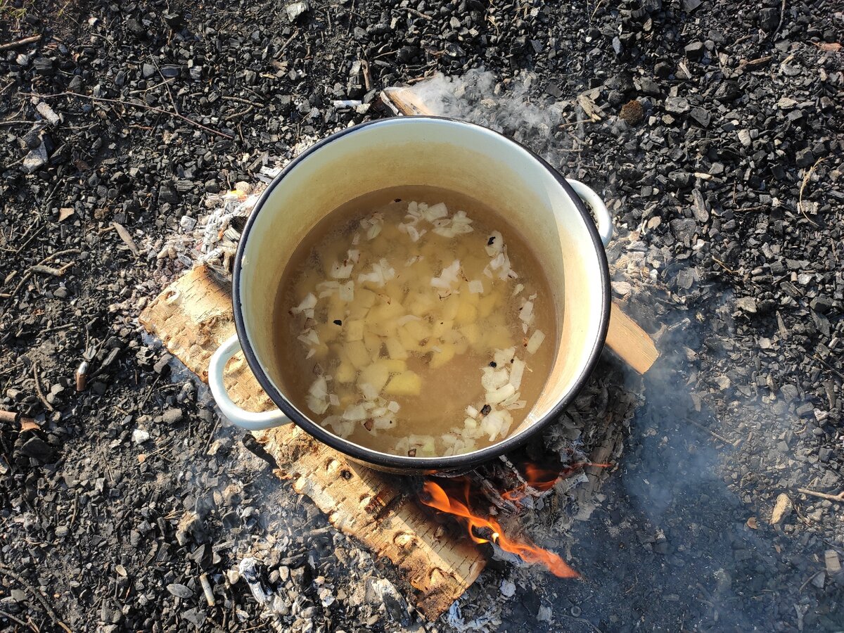 Еда в походе: туристическая похлёбка с Дошираком на костре | Вкусные  маршруты: тяга к путешествиям | Дзен