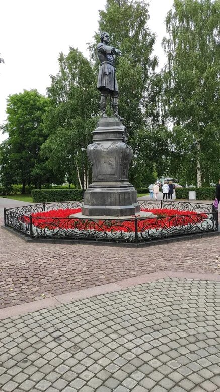 Памятник основателю города-Петру I-му.