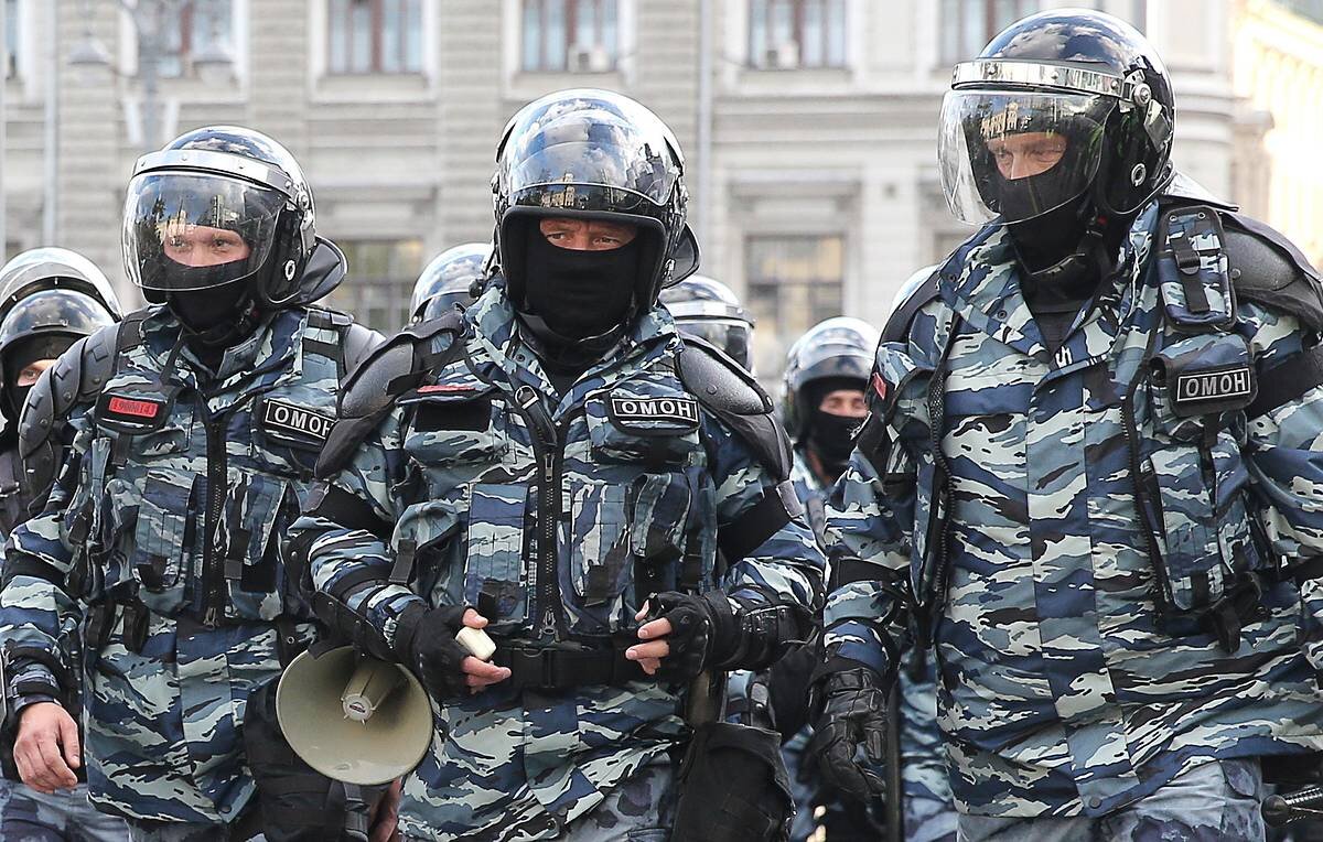 ОМОН . Картинка взята из источника: https://cdn4.tass.ru/width/1200_4ce85301/tass/m2/uploads/i/20190813/5125008.jpg.