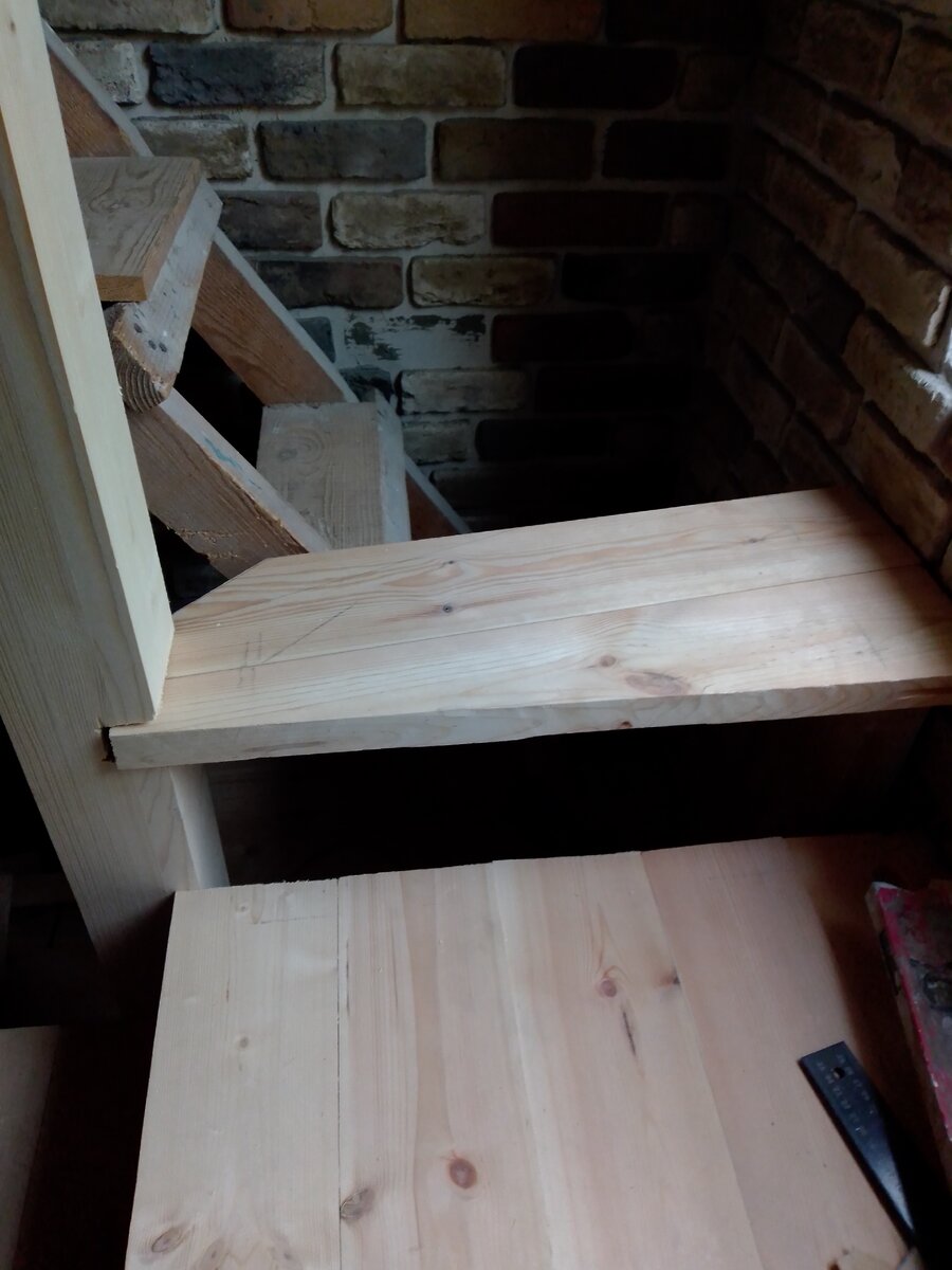 Устанавливаю первую забежную ступеньку. Предстоит установить еще две.