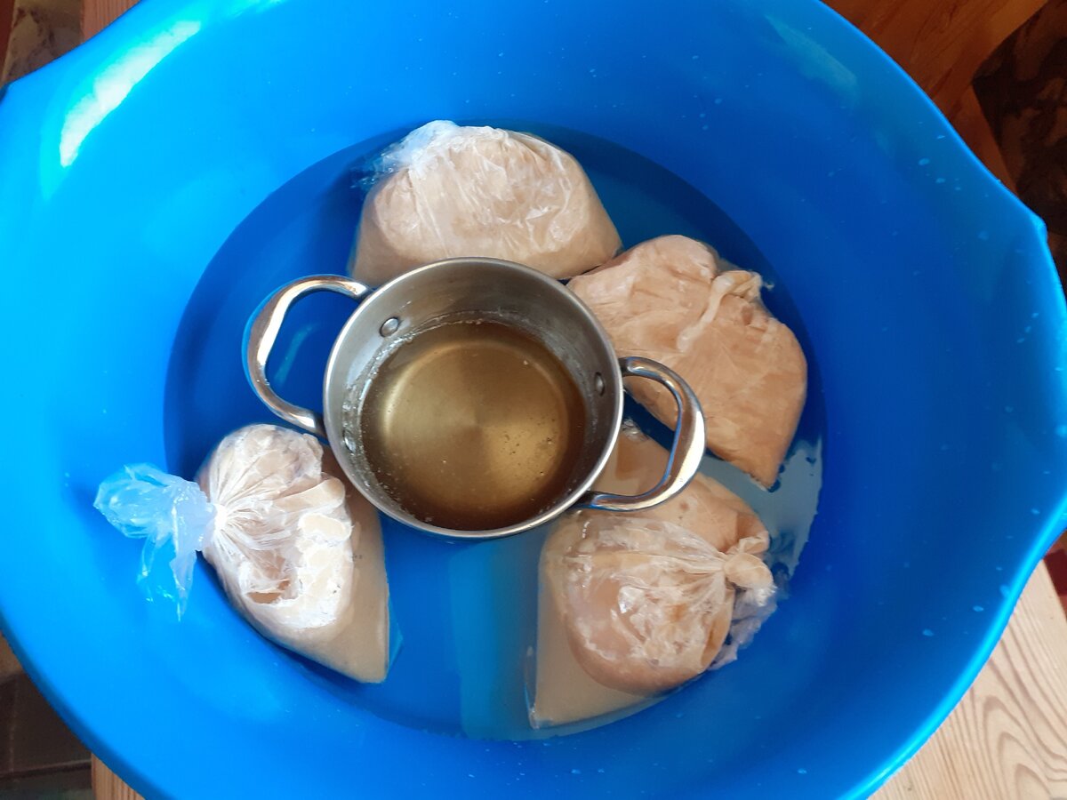 Я взяла таз для белья, в воду кинула замороженные пакетики с пюре)).