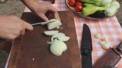 Шаг 1:
Как  готовить чахохбили по грузински в казане? Перед приготовлением блюда  подготовьте ингредиенты. Лук нарежьте полукольцами, при этом удалите  сердцевину.