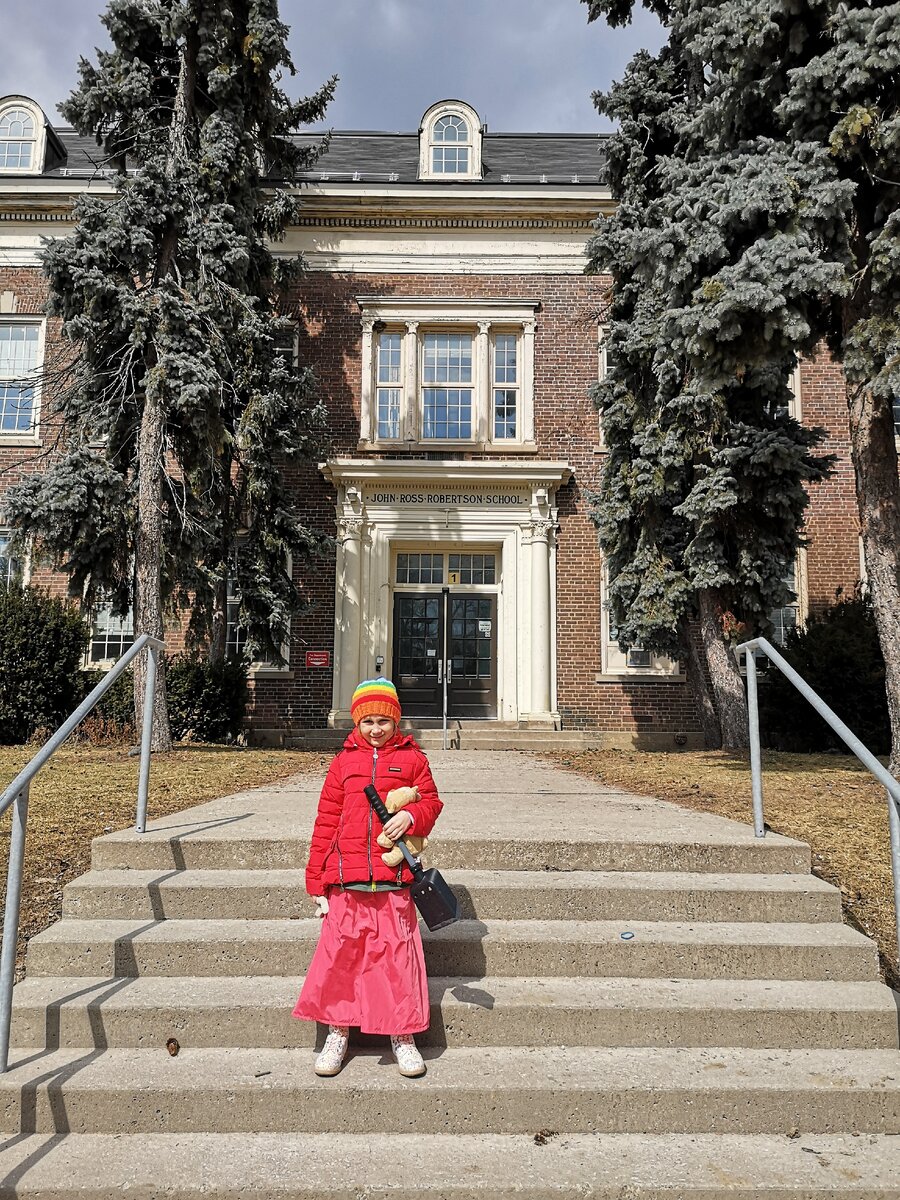 Я заранее показывала Ане школу, в которой ей предстоит учиться, много раз, с разных сторон. В итоге, когда учеба началась, Аня моментально стала называть ее "моя школа".  