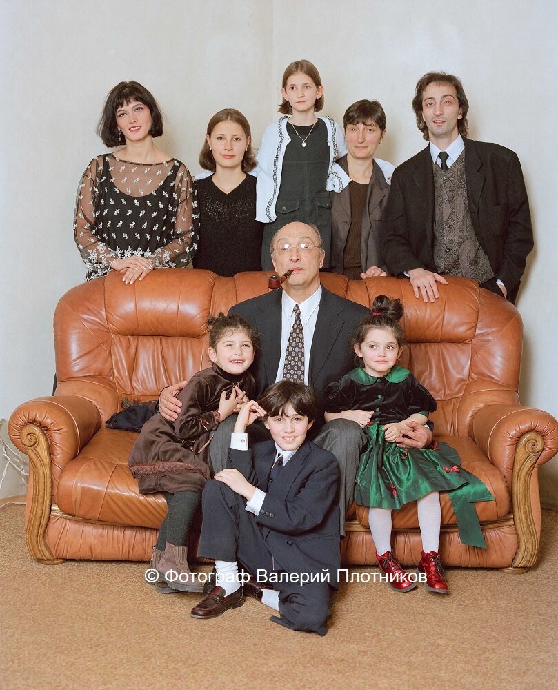 С детьми и внуками: "Семья у меня не маленькая. Есть и старшие дети, от которых уже имею внуков, и маленькие. Всего пять детей и пять внуков. Самые младшие - это Мишка и дочка Зойка."