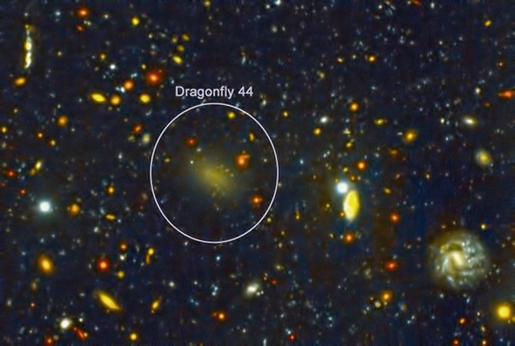 Рассеянный объект под названием Dragonfly 44.
