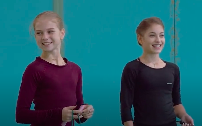 Саша Трусова и Алена Косторная на тренировке. Кадр из записанного ранее интервью.