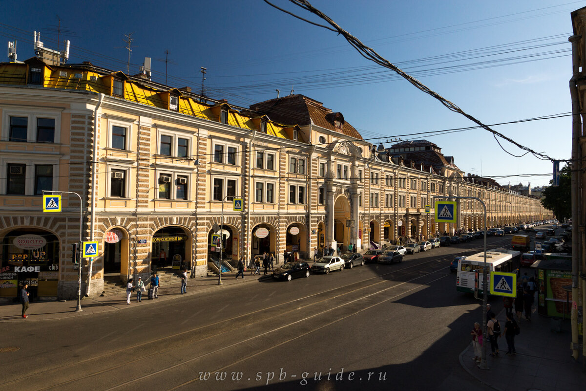 Апраксин двор со стороны Садовой улицы (источник Яндекс фото) 
