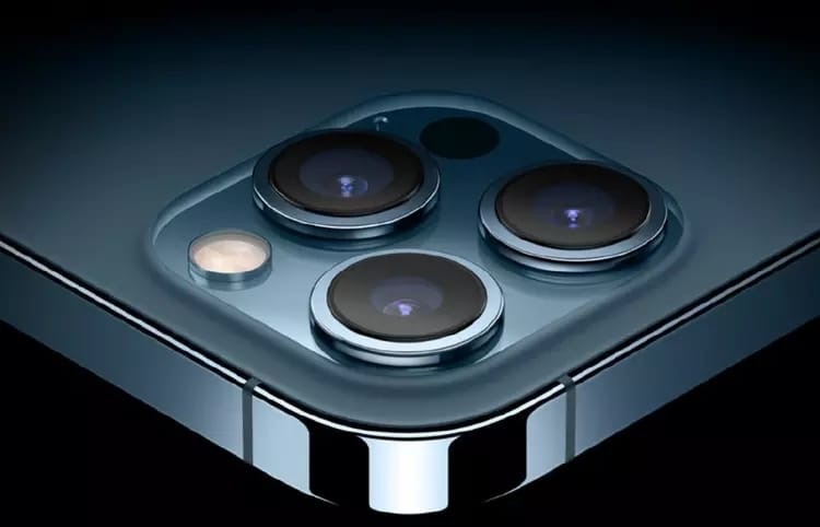 Недавно специалисты DxOMark оценили камеру iPhone 12 Pro. Смартфон получил 128 баллов. Теперь эксперты добрались и до самой дорогой модели новой линейки — iPhone 12 Pro Max. Он набрать чуть больше баллов, но всё равно проиграл по камерам флагманам Xiaomi и Huawei. У iPhone 12 Pro Max система камер состоит из основного датчика на 12 Мп, ультраширокоугольного модуля (12 Мп), телефото модуля (12 Мп), сенсора LiDAR и вспышки. Камера может снимать 4K HDR видео частотой кадров 24/30/60 fps.

Общий балл iPhone 12 Pro Max составил 130. Смартфон занял четвёртое место в рейтинге, уступив Huawei P40 Pro (132 балла), Xiaomi Mi 10 Ultra (133) и Huawei Mate 40 Pro (136).

Эксперты похвалили в iPhone 12 Pro Max быстрый и точный автофокус, экспозицию и высокую детализацию на фото. Из минусов отметили шум на снимках при плохом освещении и ненатуральные цвета в HDR.