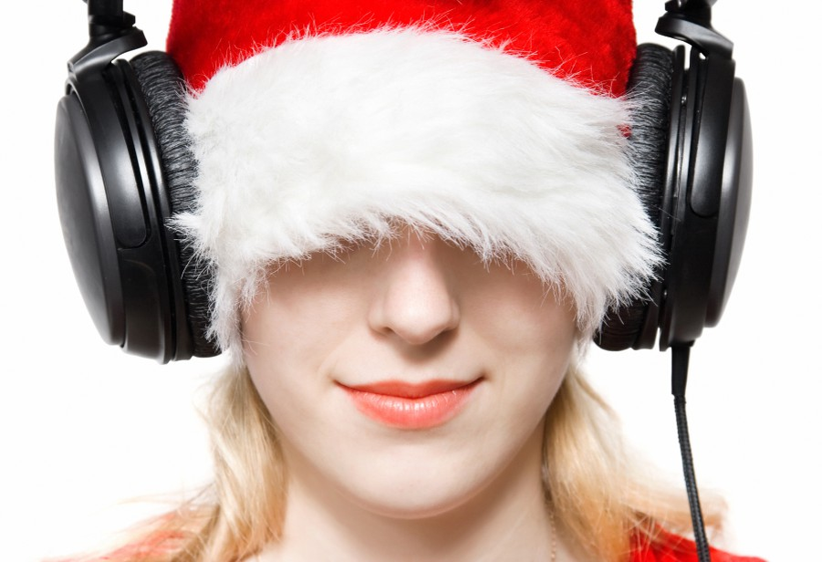 Radio music new. Дед Мороз в наушниках. Наушники новогодние. Снегурочка с микрофоном. Новогодние девушки.