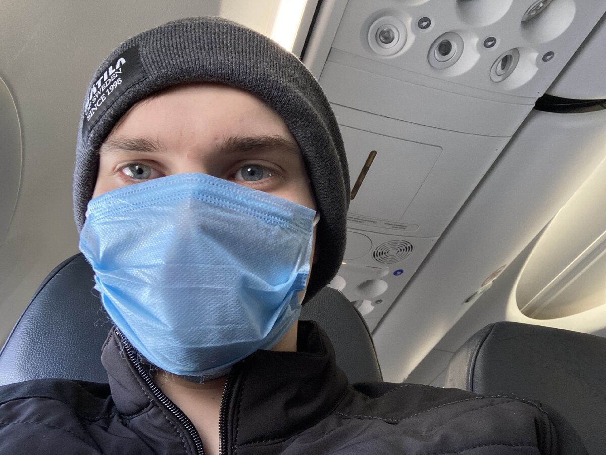 Мятое лицо, шапка набекрень - последствия целых суток в дороге