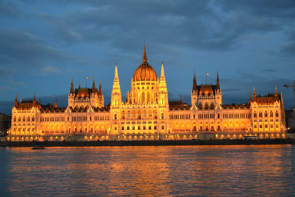 Для новогоднего настроения мне :) Это фото я сделал 31.12 2018 года в Будапеште если кто не узнал здание парламента.