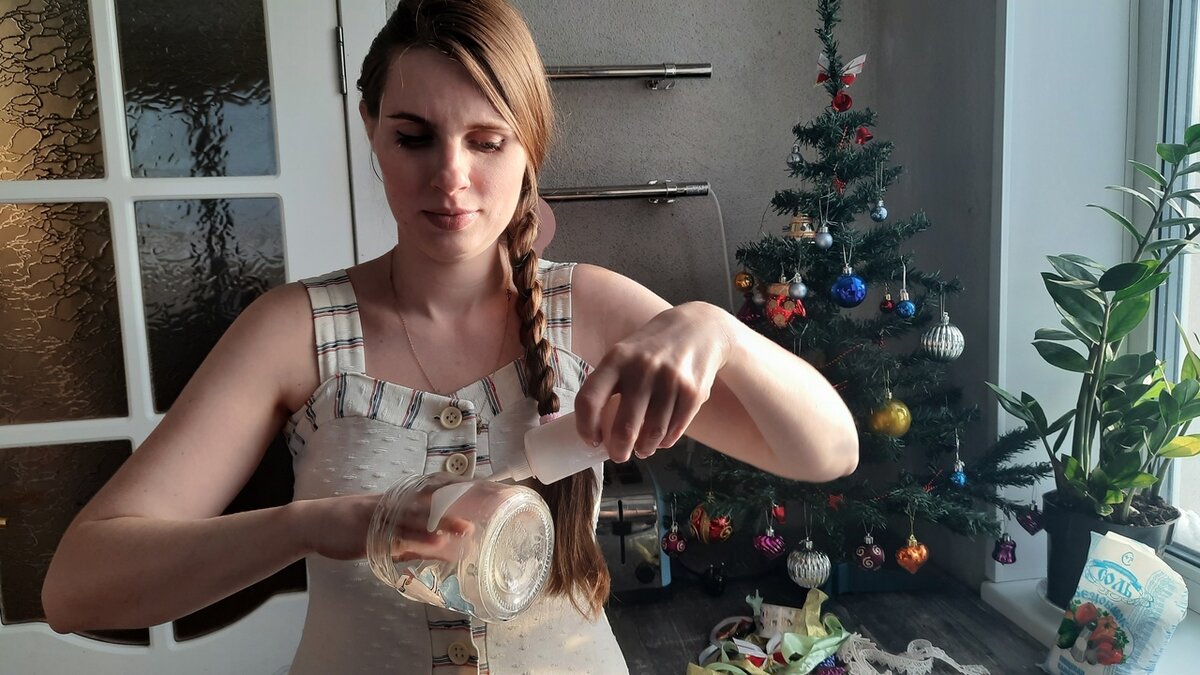 намазываю банку клеем