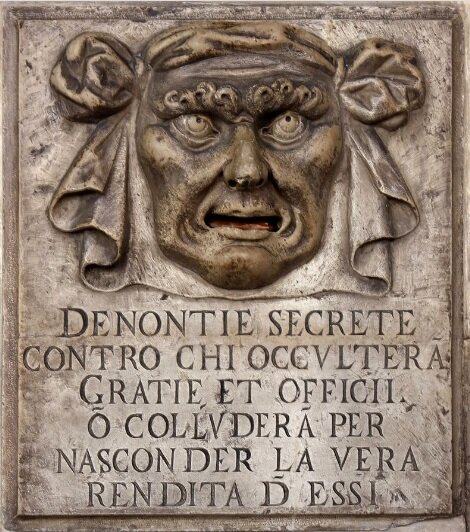 Boche de Leon во Дворце Дожей.Текст гласит: «Тайные обвинения против тех, кто скрывает свои услуги и обязанности или вступает в сговор, чтобы скрыть свою настоящую выгоду». Фото из интернета