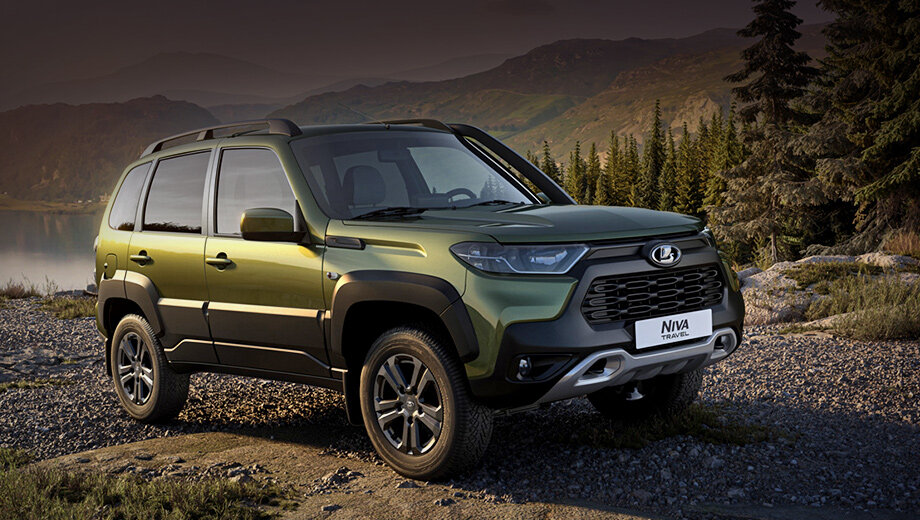 Топ-версию Luxe Off-road за 905 900 рублей (на фото) легко узнать по чёрному обвесу, шноркелю и 16-дюймовым внедорожным шинам.