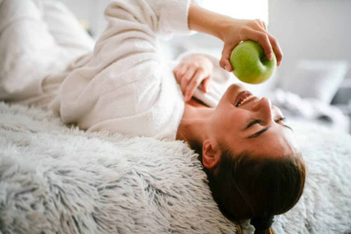 Девушка с яблоком