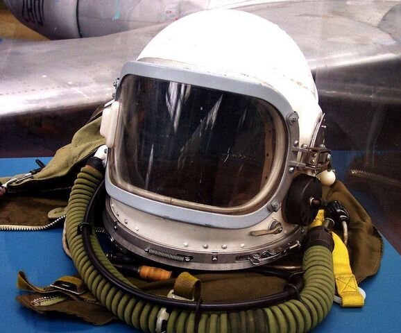 Гермошлем - сложное устройство. Хорошо, что они ушли в прошлое.
