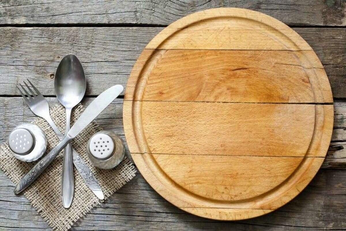 Тарелка с едой на деревянном столе
