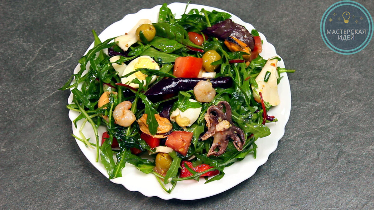 Зеленый салат с морским коктейлем