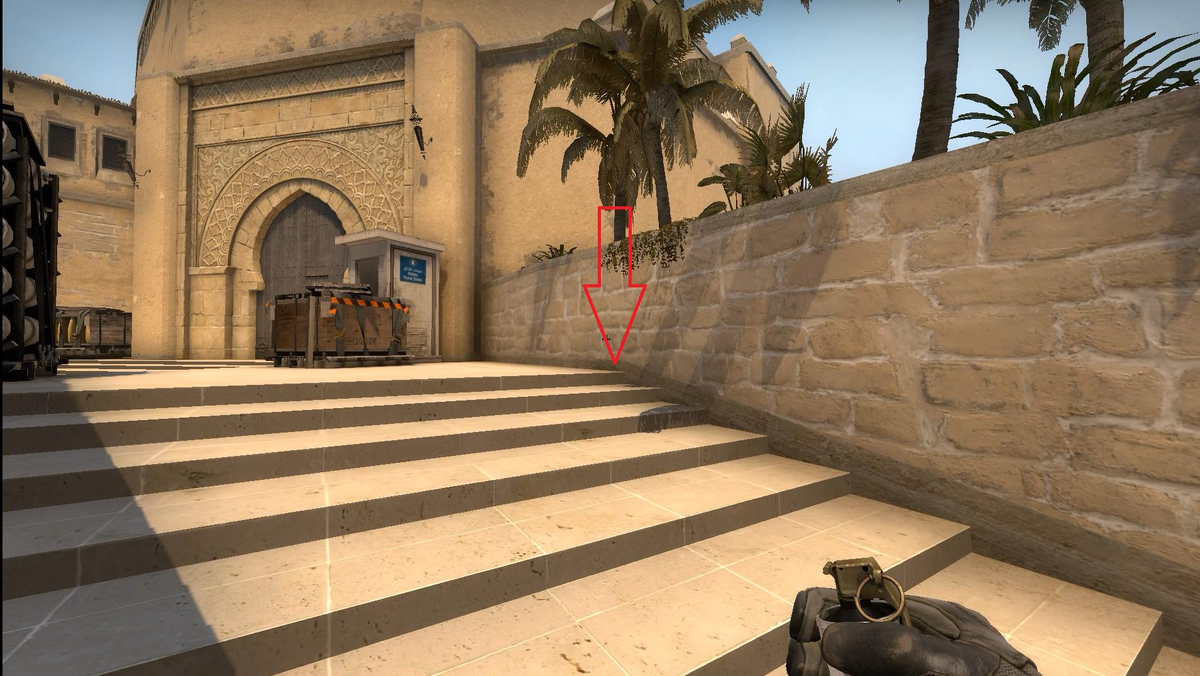 Целимся в пересечение линий с центрального конуса на крыше и небольшого выступа на стене справа. После этого просто кидаем смок с места. 
