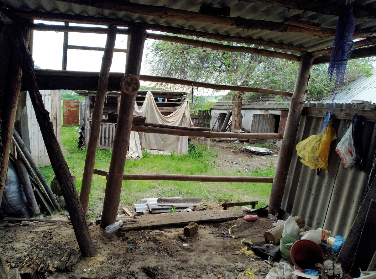 Полностью убрана задняя стена, на боковых - только верхние листы в пол-шифера