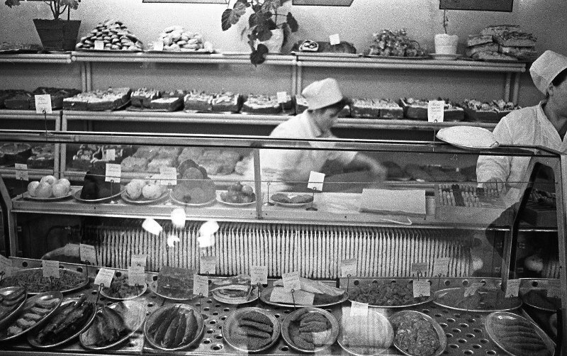 Продавцы за прилавком. Всеволод Тарасевич, 1965 год, г. Норильск, МАММ/МДФ.