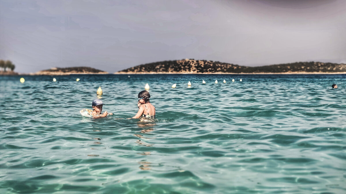 Или в жару можно выжить в море. Но после 12 и до 5 вечера на пляже находиться специалисты не рекомендуют (фото автора в стиле Полароид, потому что солнце очень яркое)