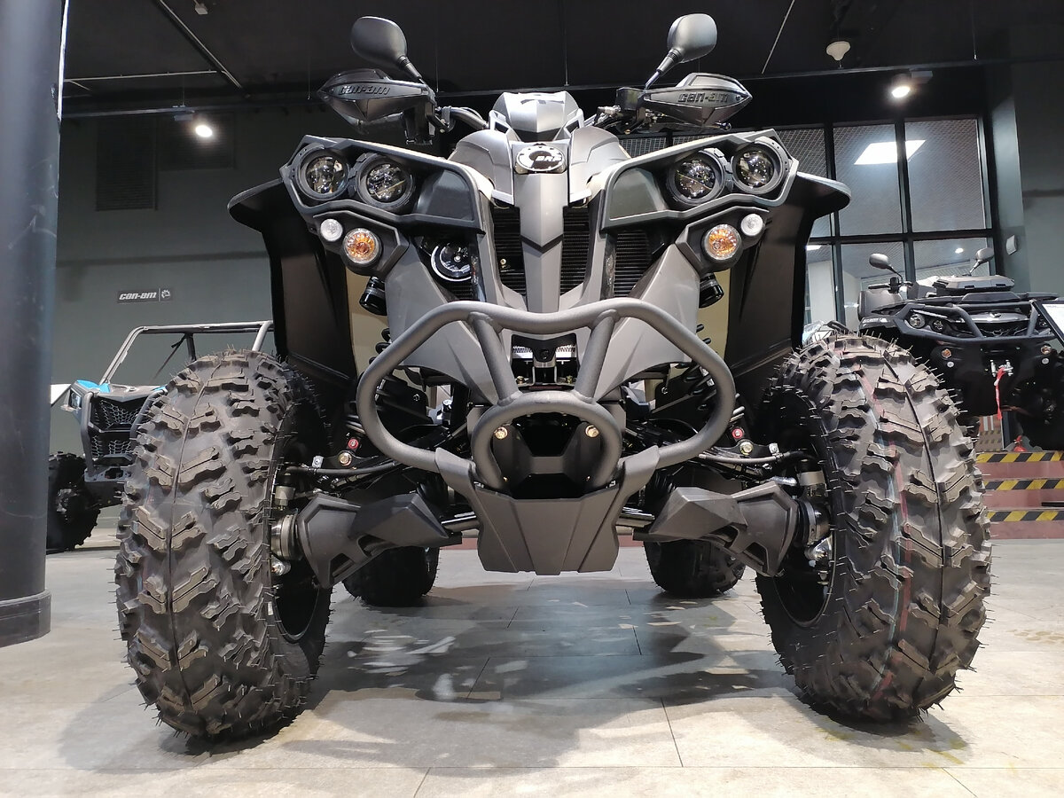 Не многовато ли фар? Нет! Ближний, дальний, ходовые огни, поворотники делают Renegade похожим на Терминатора.