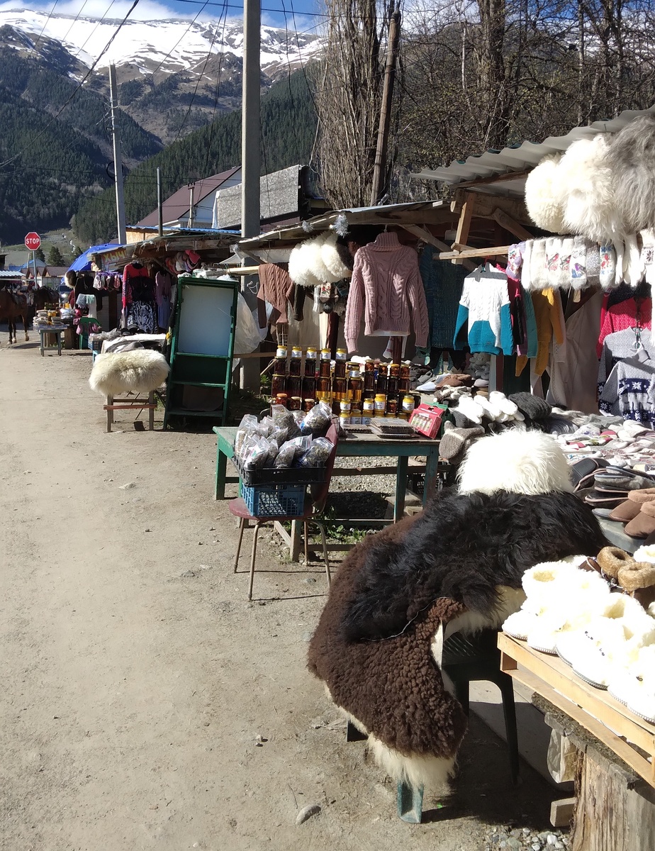 Рынок в горах в поселке Архыз. Фото автора блога
