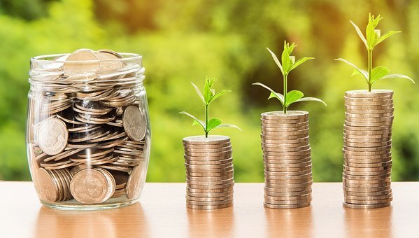 Ожидается рост зарплат учителей? Источник: https://cdn.pixabay.com/photo/2017/08/30/07/56/money-2696228__340.jpg