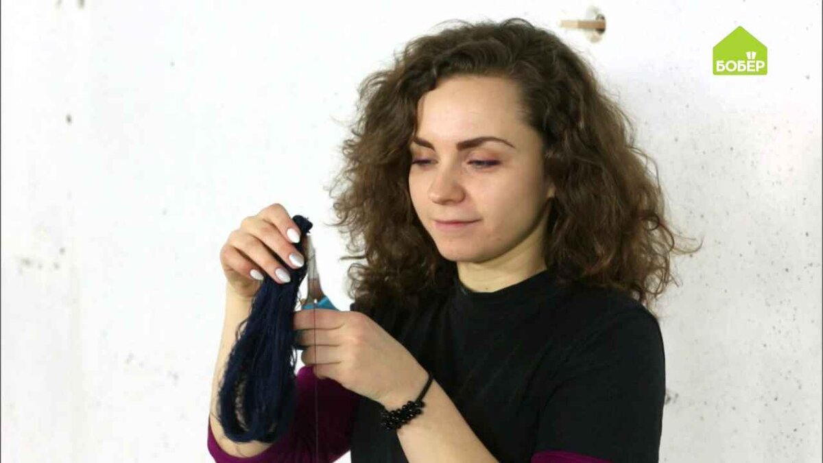 Снимите моток с книги и зафиксируйте нитки с одного конца.