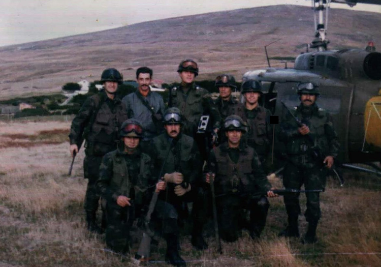 Бойцы 601-й роты коммандос морской пехоты Аргентины на Мальвинских (Фолклендских) островах. Май 1982 года.