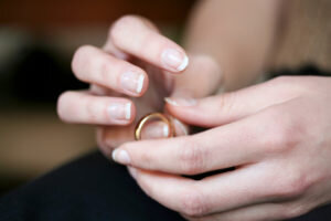 Обручальное кольцо после развода: сохранять или избавляться?